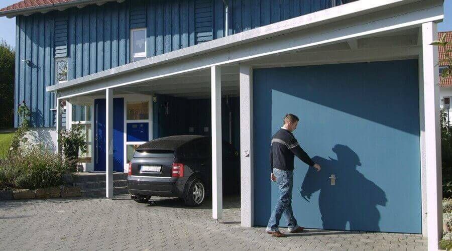 Garage Opta mit blauen Sondertor