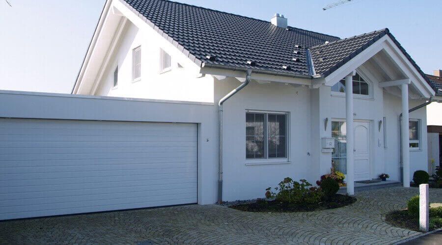 Einfamilienhaus mit angeschlossener weißer Doppelgarage