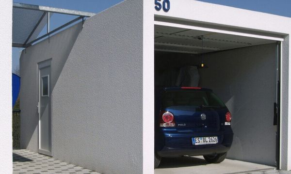 Garage Rato mit geparkten Fahrzeug